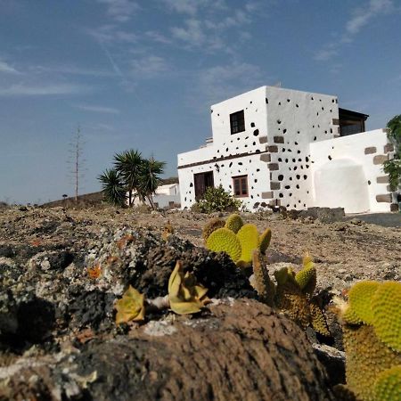 Lanzarote Casa Volcanica-Anclada Sobre La Lava Del Volcan Montana Blanca ภายนอก รูปภาพ