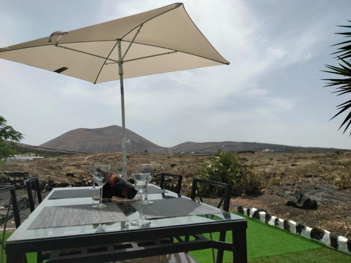 Lanzarote Casa Volcanica-Anclada Sobre La Lava Del Volcan Montana Blanca ภายนอก รูปภาพ