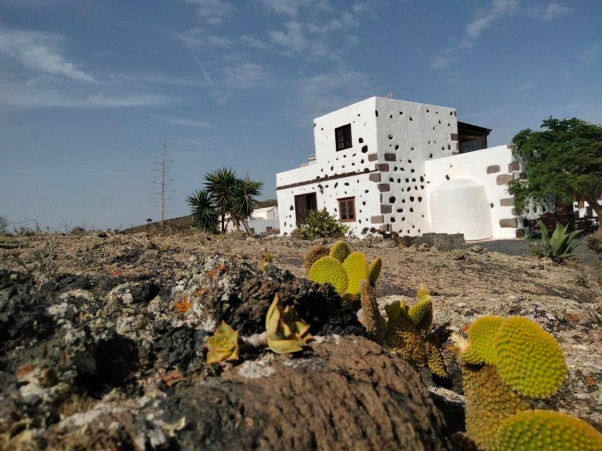 Lanzarote Casa Volcanica-Anclada Sobre La Lava Del Volcan Montana Blanca ภายนอก รูปภาพ