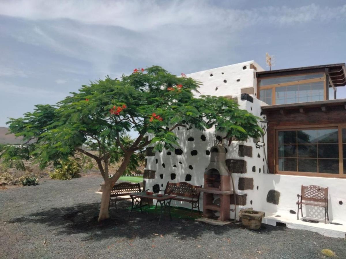 Lanzarote Casa Volcanica-Anclada Sobre La Lava Del Volcan Montana Blanca ภายนอก รูปภาพ