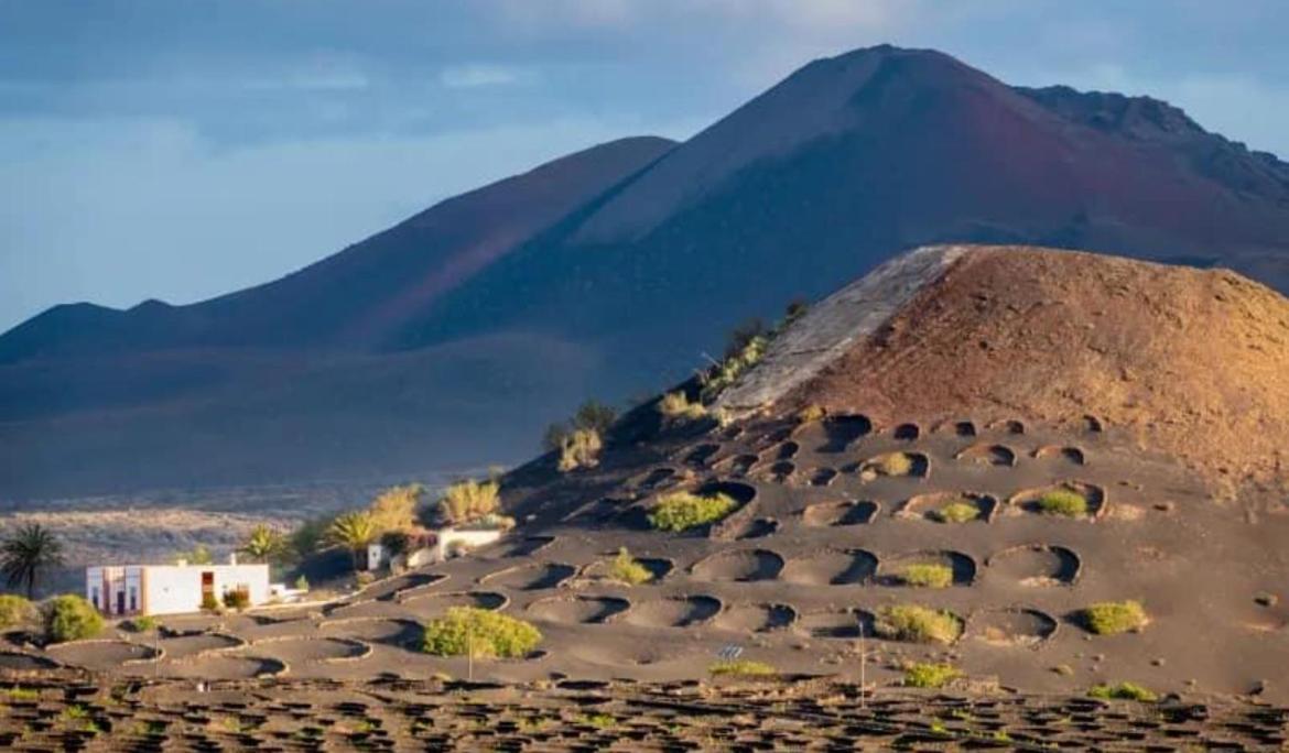 Lanzarote Casa Volcanica-Anclada Sobre La Lava Del Volcan Montana Blanca ภายนอก รูปภาพ